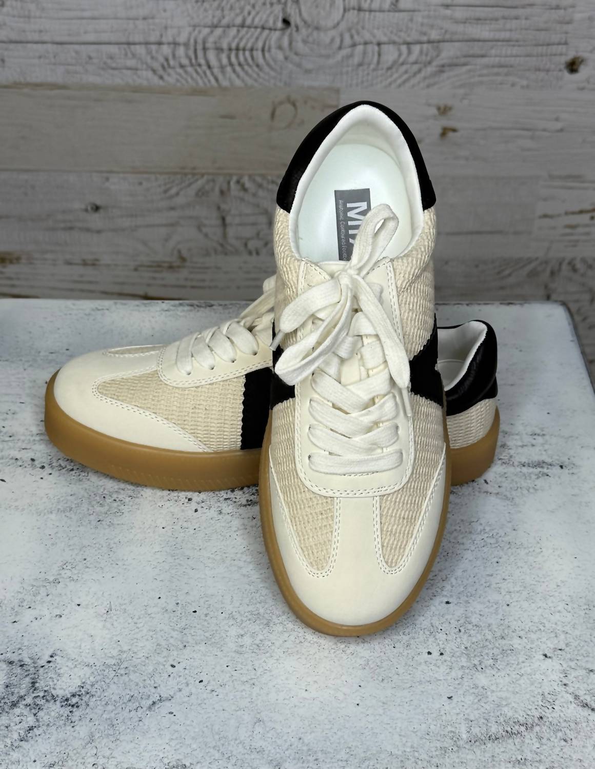 Mia - Women's Axel Sneaker