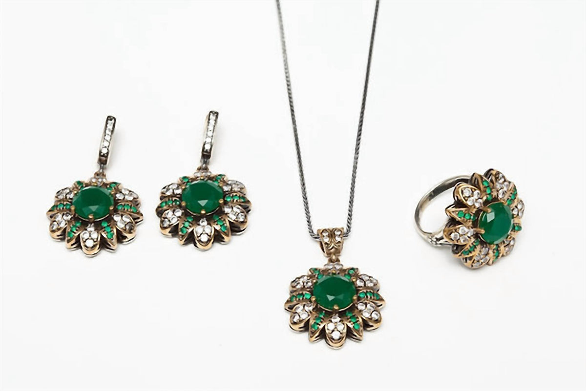Avenue Chic - Women's Emerald Flower Set